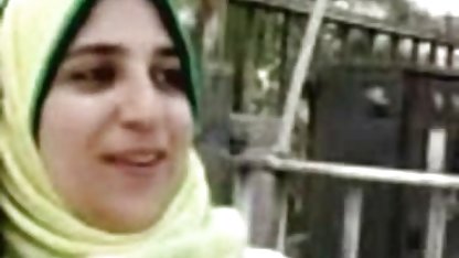 Seorang wanita hamil menunjukkan brazzer durasi lama perut